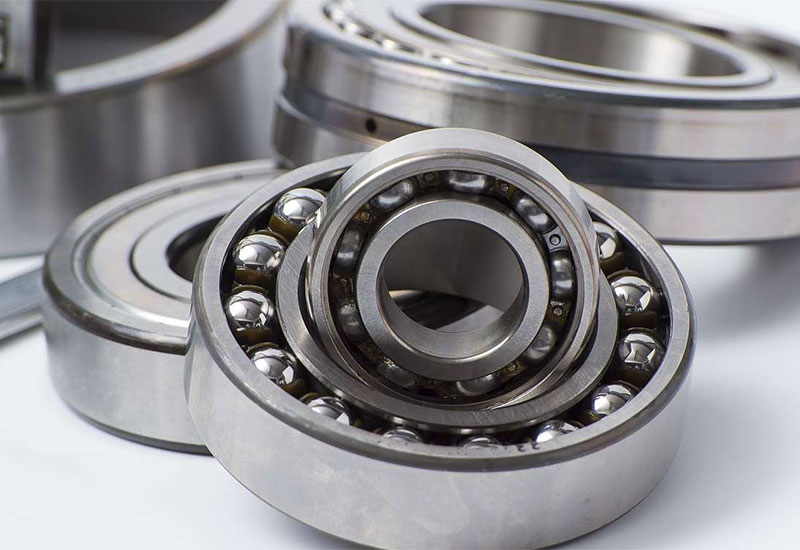 Operation of adjusting and pre tightening the clearance of rolling bearings